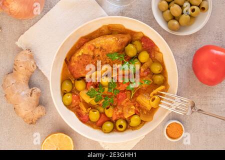 Traditionelle Tajine-Platte mit Huhn, Zitrone und Oliven Stockfoto