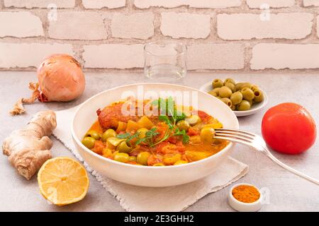 Traditionelle Tajine-Platte mit Huhn, Zitrone und Oliven Stockfoto