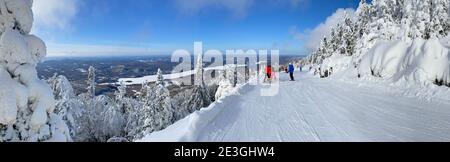 Panorama-Luftaufnahme des Mont Tremblant und des Sees in der Winterskisaison, Quebec, Kanada Stockfoto