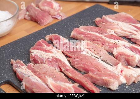 Schweinefleischscheiben auf einem Schneidebrett. Hochwertige Fotos Stockfoto