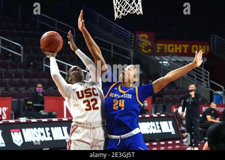 Südkalifornien Trojaner Jordyn Jenkins (32) wird von verteidigt UC Riverside Highlanders vorne Daphne Gnago (24) in der ersten Die Hälfte während einer Stockfoto