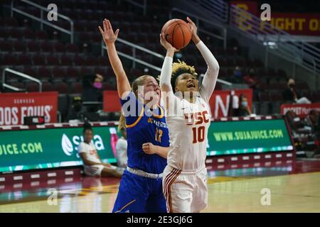 Südkalifornien Trojaner Jordyn Jenkins (32) wird von verteidigt UC Riverside Highlanders vorne Kari Kyrkjebo (12) in der ersten Die Hälfte während einer Stockfoto