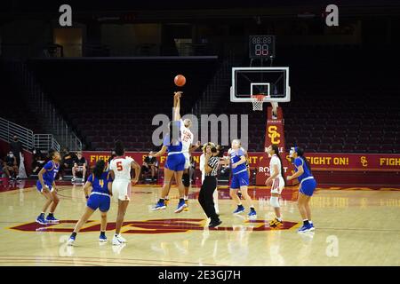 Ein allgemeiner Blick auf den Eröffnungstipoff zwischen UC Riverside Highlanders Forward Daphne Gnago (24) und Southern California Trojans Centre Angel Jackson ( Stockfoto