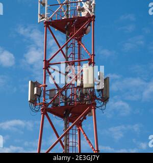 4G 5G Mobilfunkverstärker gegen einen blauen Himmel. Mobiltelefon Telekommunikation Funkantenne Tower Stockfoto