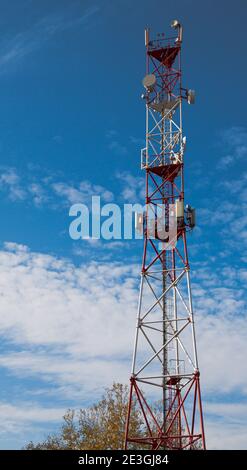 4G 5G Mobilfunkverstärker gegen einen blauen Himmel. Mobiltelefon Telekommunikation Funkantenne Tower Stockfoto