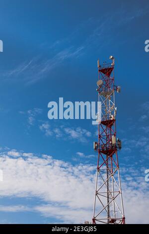 4G 5G Mobilfunkverstärker gegen einen blauen Himmel. Mobiltelefon Telekommunikation Funkantenne Tower Stockfoto