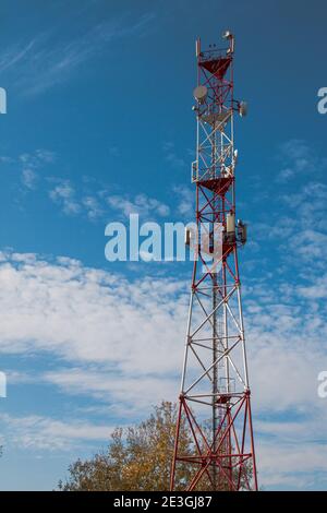 4G 5G Mobilfunkverstärker gegen einen blauen Himmel. Mobiltelefon Telekommunikation Funkantenne Tower Stockfoto