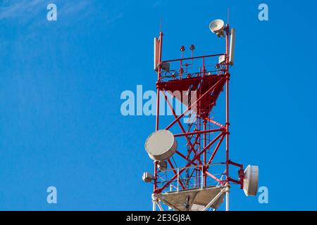 4G 5G Mobilfunkverstärker gegen einen blauen Himmel. Mobiltelefon Telekommunikation Funkantenne Tower Stockfoto