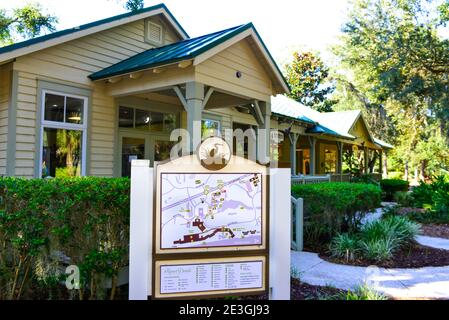 Ein Schild Verzeichnis und Karte der Geschäfte im Omni Amelia Island Resort, mit einzigartigen kleinen Geschäften auf Fußgängerweg, Amelia Island, FL, Stockfoto