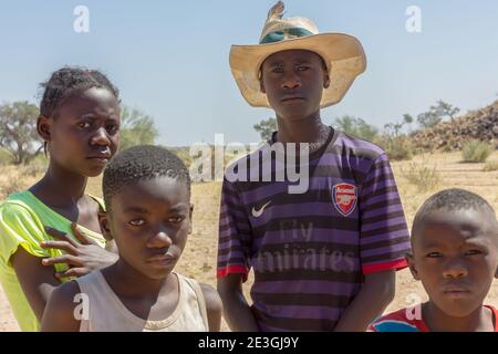 Afrikaner aus Namibia, eine Gruppe von Kindern im Arsenal-Hemd Stockfoto