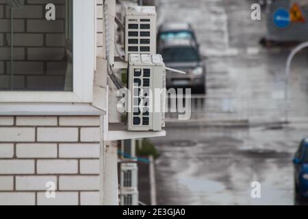 Kompressorinstallation der Klimaanlage an der Wand eines mehrstöckigen Gebäudes. Seitenansicht Stockfoto