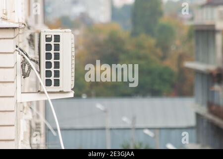 Kompressorinstallation der Klimaanlage an der Wand eines mehrstöckigen Gebäudes. Seitenansicht Stockfoto