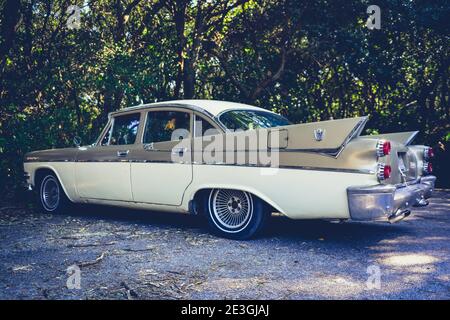 Rückansicht eines Vintage 1958 Dodge Custom Royal Automobils, mit vorherrschenden Heckflossen, geparkt in einem bewaldeten Gebiet auf Amelia Island, FL, Stockfoto