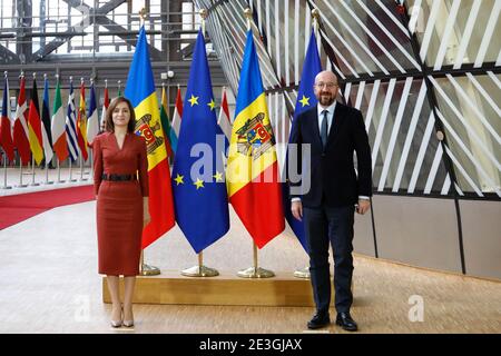 (210119) -- BRÜSSEL, 19. Januar 2021 (Xinhua) -- der Präsident des Europäischen Rates Charles Michel (R) empfängt den moldawischen Präsidenten Maia Sandu am 18. Januar 2021 in Brüssel, Belgien. (Europäische Union/Handout über Xinhua) Stockfoto