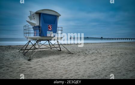 Leerer Imperial Beach Pier und Rettungsschwimmerturm Stockfoto