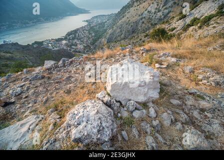 Schöne Szene der Altstadt, Festung und Bucht und zwei große Felsen im Vordergrund bei Sonnenuntergang. Stockfoto