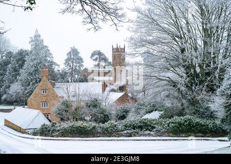 Balscote Dorf im Januar Schnee. Balscote, Oxfordshire, England Stockfoto