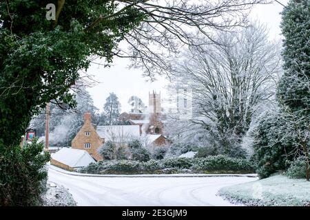 Balscote Dorf im Januar Schnee. Balscote, Oxfordshire, England Stockfoto