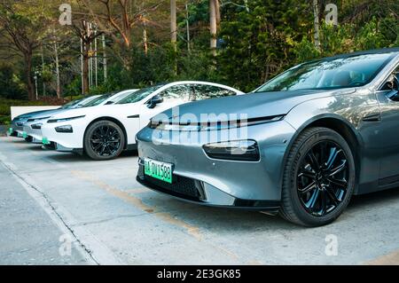 Eine Reihe von elektrischen Xpeng P7 Autos im Mulian Huadu Resort Hotel in Guangzhou, China. Das Auto, das der Kamera am nächsten liegt, ist ein Allradantrieb-Leistungsmodus Stockfoto