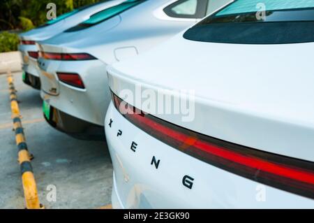 Eine Reihe von elektrischen Xpeng P7 Autos im Mulian Huadu Resort Hotel in Guangzhou, China. Das Auto, das der Kamera am nächsten liegt, ist ein Allradantrieb-Leistungsmodus Stockfoto