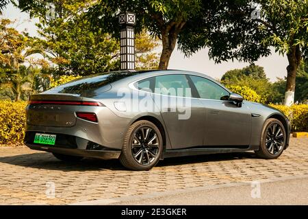 Außenaufnahme einer Super-Long-Range-Version der elektrischen Xpeng P7 Sportlimousine in Guangzhou, China. Stockfoto