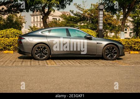 Außenaufnahme einer Super-Long-Range-Version der elektrischen Xpeng P7 Sportlimousine in Guangzhou, China. Stockfoto