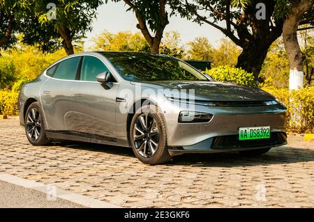 Außenaufnahme einer Super-Long-Range-Version der elektrischen Xpeng P7 Sportlimousine in Guangzhou, China. Stockfoto