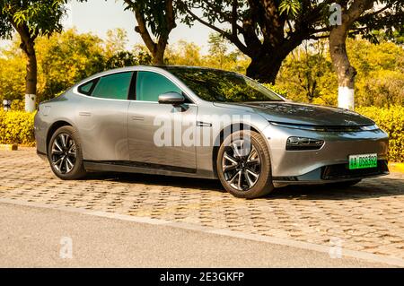 Außenaufnahme einer Super-Long-Range-Version der elektrischen Xpeng P7 Sportlimousine in Guangzhou, China. Stockfoto