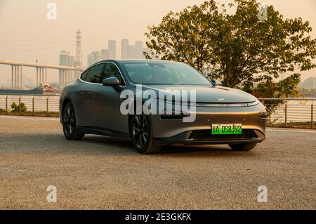 Außenaufnahme einer Super-Long-Range-Version der elektrischen Xpeng P7 Sportlimousine in Guangzhou, China am Pearl River. Stockfoto