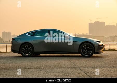 Außenaufnahme einer Super-Long-Range-Version der elektrischen Xpeng P7 Sportlimousine in Guangzhou, China am Pearl River. Stockfoto