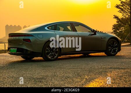 Außenaufnahme einer Super-Long-Range-Version der elektrischen Xpeng P7 Sportlimousine in Guangzhou, China am Pearl River. Stockfoto