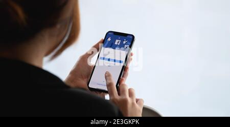 CHIANG MAI, THAILAND - JAN 17, 2021 : Facebook Social Media App Logo beim Login, Anmelde-Registrierungsseite auf dem Bildschirm der mobilen App auf dem iPhone X in Person Stockfoto