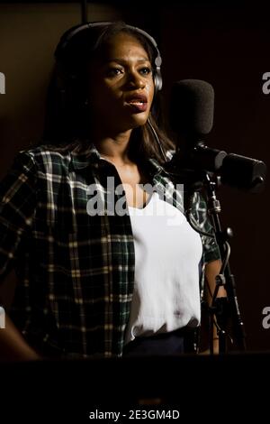 Johannesburg, Südafrika - 29. April 2015: Waje nigerianischen Sänger Aufnahme Gesangsstimme auf Afro-Pop-Song im Studio Stockfoto