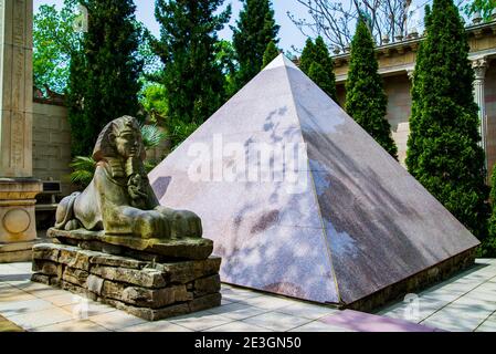 Russland, Kabardinka, 01. Mai 2019: Kleine Kopie der ägyptischen Pyramide im Alten Park. Stockfoto