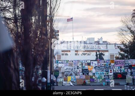 Washington, Usa. Januar 2021. Die Vorbereitungen für die Amtseinführung des designierten US-Präsidenten Joe Biden sind in der Nähe des Weißen Hauses hinter einer Wand von Black Lives Matter-Kunst (auf einem Zaun um das Weiße Haus) und der Statue von Andrew Jackson (im Lafayette Park) am Martin Luther King Jr. Day zu sehen. Die Kirche, in der US-Präsident Donald J. Trump eine bibel auf den Kopf gestellt hatte, nachdem die Demonstranten von Black Lives Matter vergast wurden, ist auf der linken Seite. Kredit: SOPA Images Limited/Alamy Live Nachrichten Stockfoto