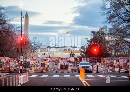 Washington, Usa. Januar 2021. Die Vorbereitungen für die Amtseinführung des designierten US-Präsidenten Joe Biden sind in der Nähe des Weißen Hauses hinter einer Wand von Black Lives Matter-Kunst (auf einem Zaun um das Weiße Haus) und der Statue von Andrew Jackson (im Lafayette Park) am Martin Luther King Jr. Day zu sehen. Die Kirche, in der US-Präsident Donald J. Trump eine bibel auf den Kopf gestellt hatte, nachdem die Demonstranten von Black Lives Matter vergast wurden, ist auf der linken Seite. Kredit: SOPA Images Limited/Alamy Live Nachrichten Stockfoto