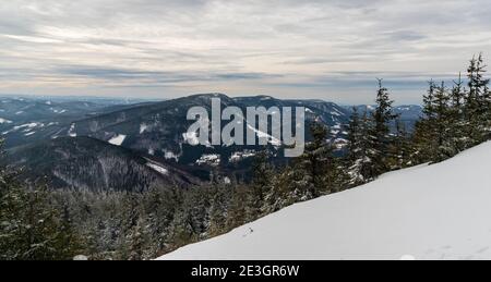 Blick vom Wanderweg in der Nähe Lysa hora Hügel Gipfel in Winter Moravskoslezske Beskiden Berge in der Tschechischen republik mit vielen Hügeln Und wolkigen Himmel Stockfoto