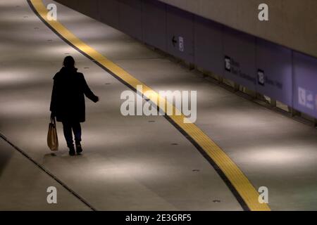 Köln, Deutschland. Januar 2021. Eine Frau geht morgens zur U-Bahn. Bundeskanzlerin Merkel und die Regierungschefs der deutschen Staaten wollen am Dienstag (19.01.2020) über eine mögliche Verschärfung der Sperrregeln diskutieren. Quelle: Oliver Berg/dpa/Alamy Live News Stockfoto