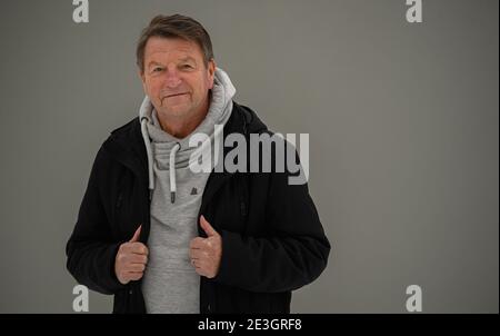 Dresden, Deutschland. Januar 2021. Hans-Jürgen 'Dixie' Dörner, ehemaliger Fußballspieler der SG Dynamo Dresden, steht im Großen Garten. Dörner wird am 25. Januar 2020 70 Jahre alt. Quelle: Robert Michael/dpa-Zentralbild/dpa/Alamy Live News Stockfoto