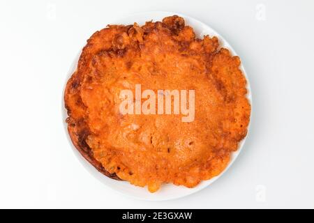 Kimchi-Pfannkuchen auf weißem Hintergrund Stockfoto