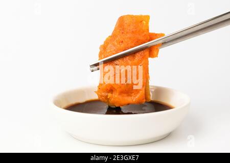 Kimchi-Pfannkuchen auf weißem Hintergrund Stockfoto