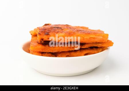 Kimchi-Pfannkuchen auf weißem Hintergrund Stockfoto