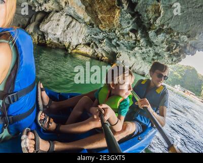 Mama, Papa und Sohn Reisende Rudern auf einem Kajak in Halong Bay. Vietnam. Reisen nach Asien, Glücksgefühle, Sommerferienkonzept. Reisen mit Stockfoto