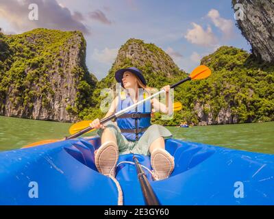 Mama, Papa und Sohn Reisende Rudern auf einem Kajak in Halong Bay. Vietnam. Reisen nach Asien, Glücksgefühle, Sommerferienkonzept. Reisen mit Stockfoto