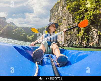 Mama, Papa und Sohn Reisende Rudern auf einem Kajak in Halong Bay. Vietnam. Reisen nach Asien, Glücksgefühle, Sommerferienkonzept. Reisen mit Stockfoto