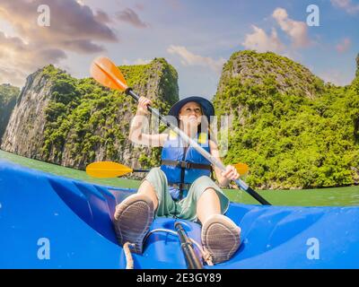 Mama, Papa und Sohn Reisende Rudern auf einem Kajak in Halong Bay. Vietnam. Reisen nach Asien, Glücksgefühle, Sommerferienkonzept. Reisen mit Stockfoto