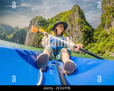 Mama, Papa und Sohn Reisende Rudern auf einem Kajak in Halong Bay. Vietnam. Reisen nach Asien, Glücksgefühle, Sommerferienkonzept. Reisen mit Stockfoto