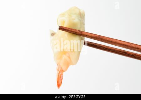 Garnelenknödel auf weißem Hintergrund Stockfoto