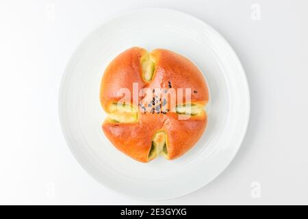 Erbsensedimentbrot auf weißem Hintergrund Stockfoto