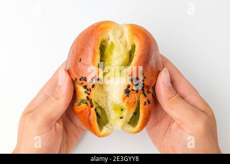 Erbsensedimentbrot auf weißem Hintergrund Stockfoto